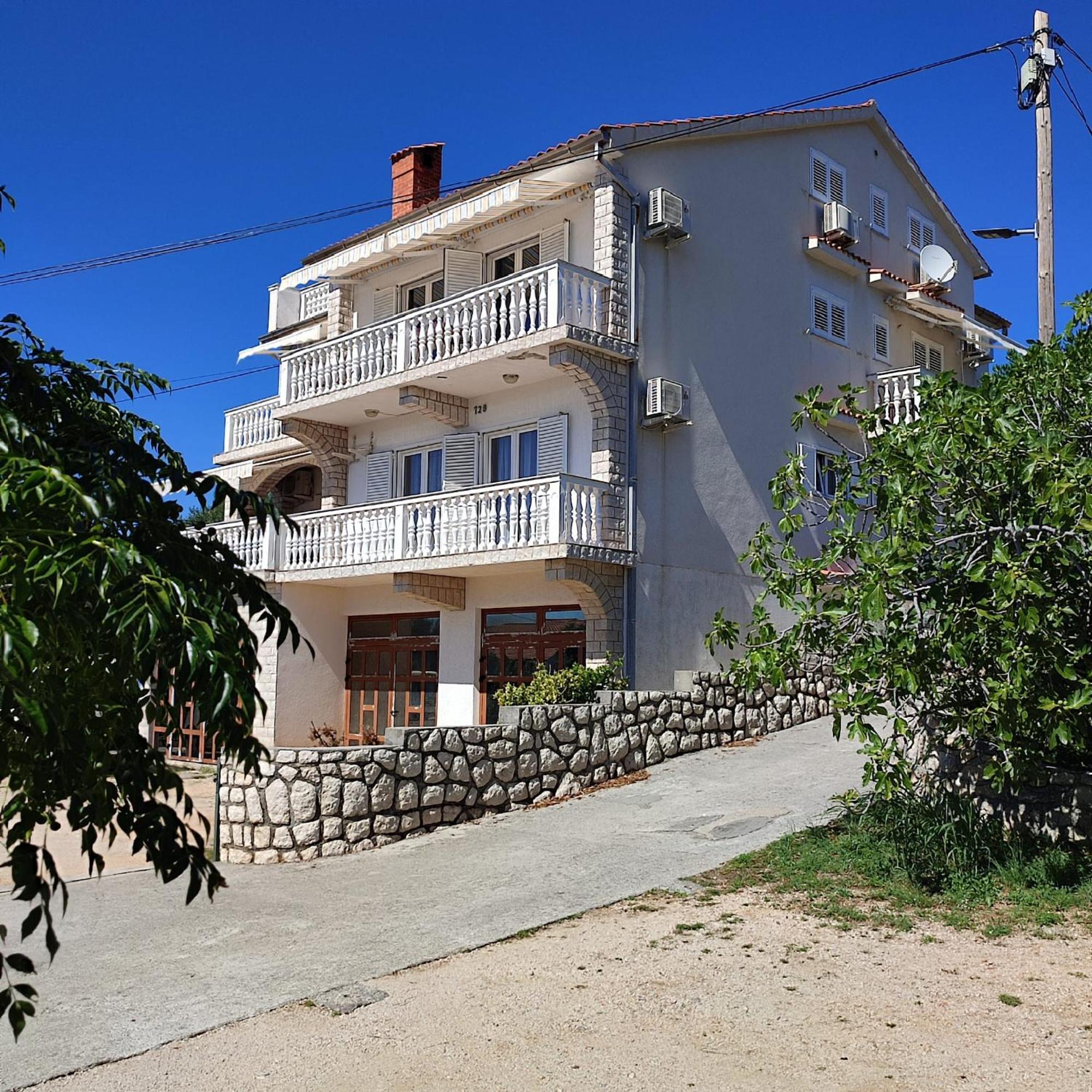 Apartments Vuksan Rab Town Bagian luar foto